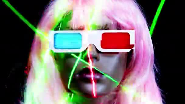 Κεφάλι κούκλα σε 3D γυαλιά και περούκα με φώτα νέον - Πλάνα, βίντεο