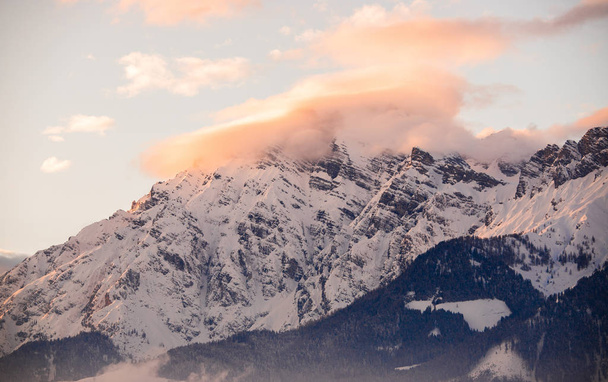Idyllic scenery with snowy mountains in the evening sun, Alps, Austria - 写真・画像
