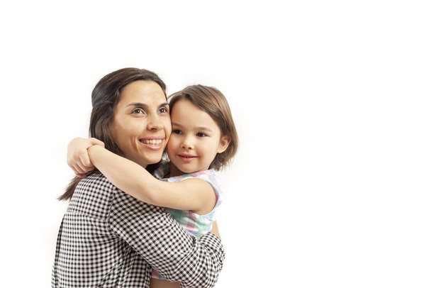 Портрет щасливої дочки обіймає матір, ізольовано на білому
 - Фото, зображення