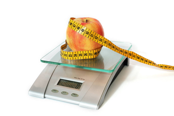 Digitální váha s apple koncepční zdravé životní izolované na bílém pozadí - Fotografie, Obrázek
