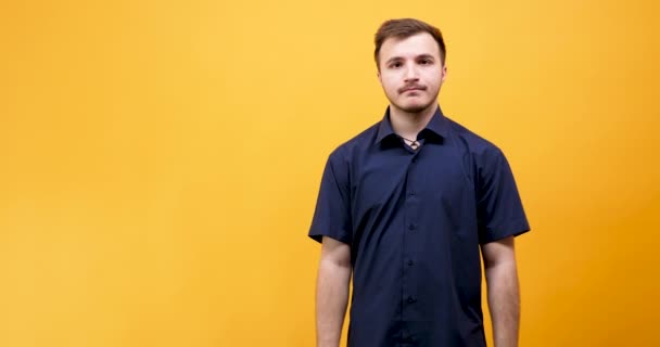 Kaukázusi fiatalember, hogy én nem tudom gesztusok - Felvétel, videó