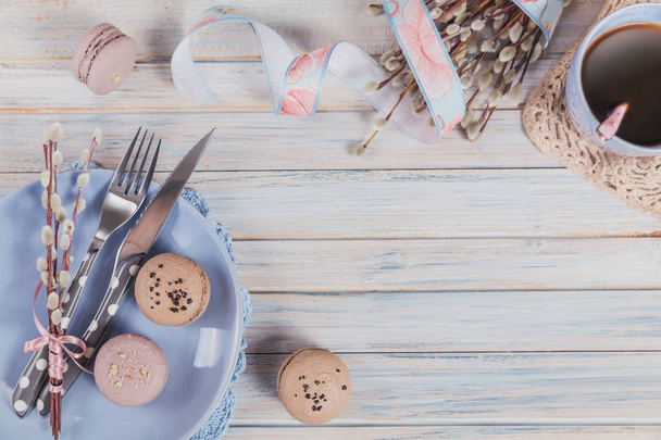 Easter table setting with willow branches and cutlery. Spring holiday concept - Foto, afbeelding