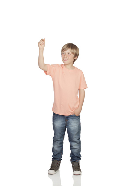 Улыбающийся мальчик, поднимая руку, что-то держит
 - Фото, изображение