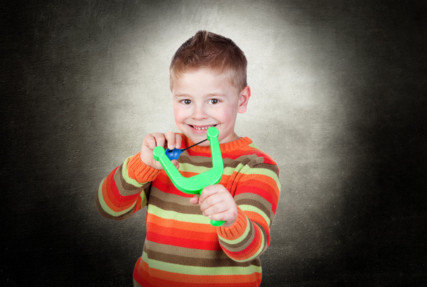 jongen speelt met katapult - Foto, afbeelding