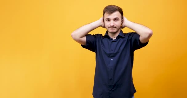 Guy en T-shirt bleu faisant des visages stupides
 - Séquence, vidéo
