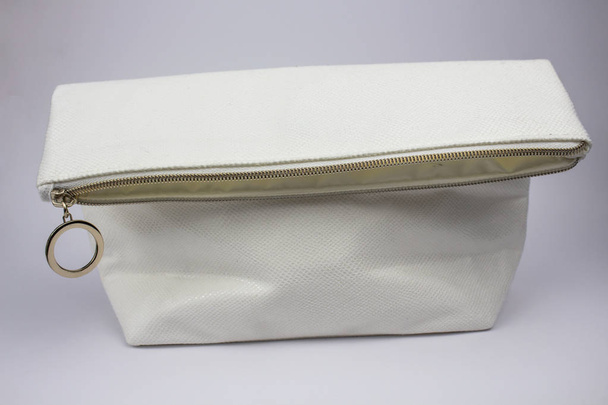 Белая сумка на белом фоне. Женские белые сумки. solate bla
 - Фото, изображение