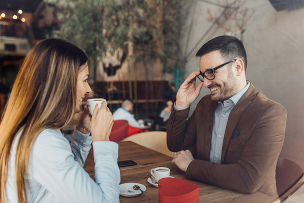 Ευτυχισμένο ζευγάρι σε μια ημερομηνία σε ένα καφέ - Φωτογραφία, εικόνα
