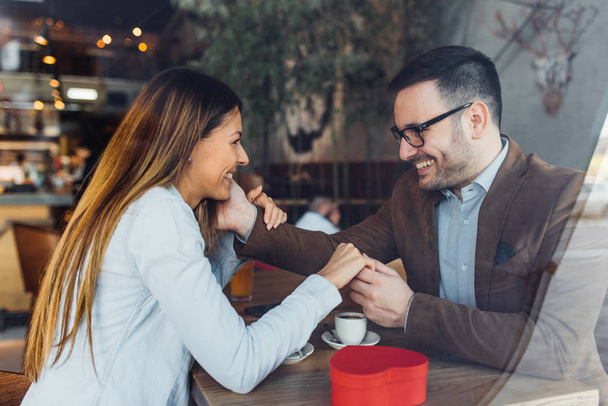 glückliches Paar bei einem Date in einem Café - Foto, Bild