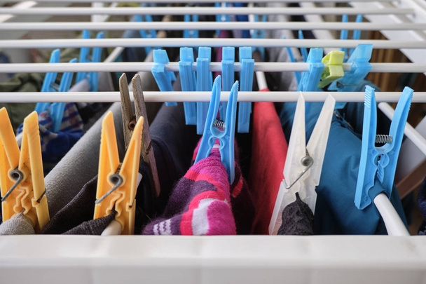 Umyte ubrania na suszarce - Zdjęcie, obraz
