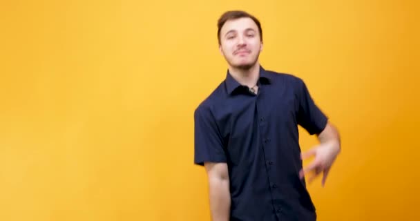 fröhlicher junger Mann tanzt im Studio - Filmmaterial, Video