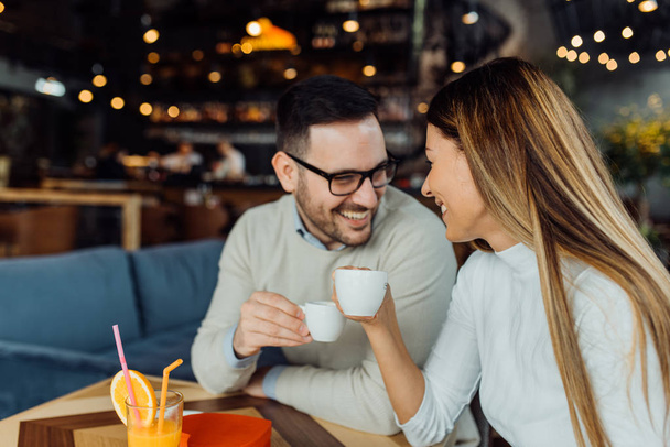 Romantikus pár rendelkező többi kávézó és egymáshoz közel ülnek - Fotó, kép
