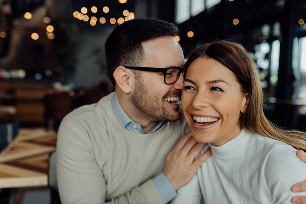 Romantický milující pár má datum v kavárně - Fotografie, Obrázek