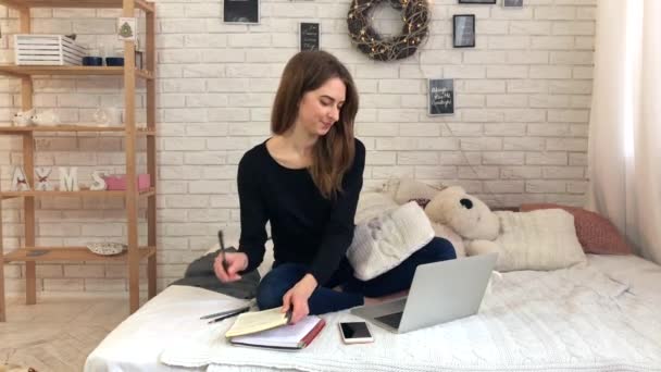 Werk van de jonge vrouw met Laptop op het Bed. Mooi meisje studie thuis met behulp van Compute - Video