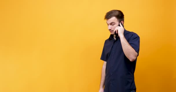 Guy beszél a telefonon - Felvétel, videó