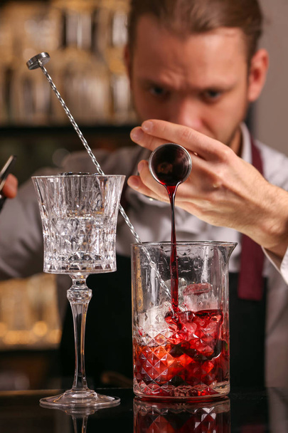 Red fresh alcoholic cocktail. Old fashioned cocktail - Fotoğraf, Görsel