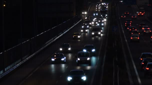 Az autók tömegei éjjel közlekednek a forgalomban. - Felvétel, videó