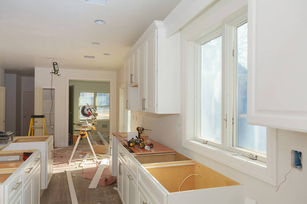 Кухонні шафи установки основи нестандартного виробника готують кухню
 - Фото, зображення