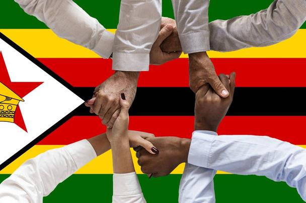 Zimbabwe zászló, a fiatalok multikulturális csoportjának intergrációja. - Fotó, kép