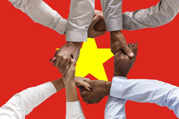 bandiera viola, integrazione di un gruppo multiculturale di giovani. - Foto, immagini