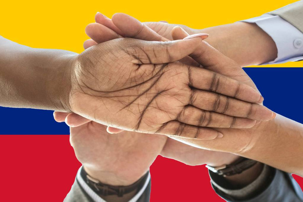 drapeau venezuela, intégration d'un groupe multiculturel de jeunes. - Photo, image
