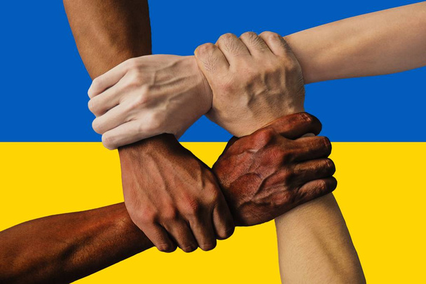 Ukrayna bayrağı, çok kültürlü gençlerden oluşan bir grubun kesişmesi - Fotoğraf, Görsel
