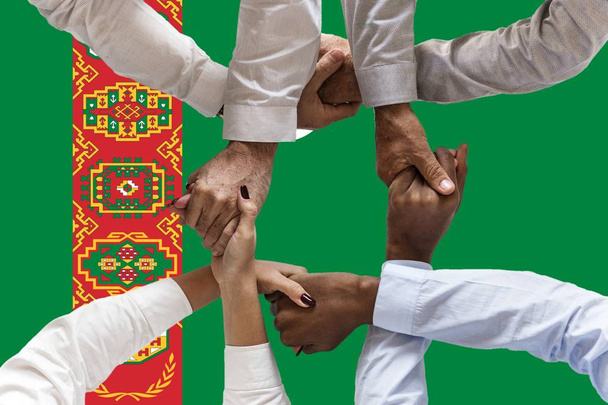 Turkmenistanin lippu, monikulttuurinen nuorisoryhmä - Valokuva, kuva