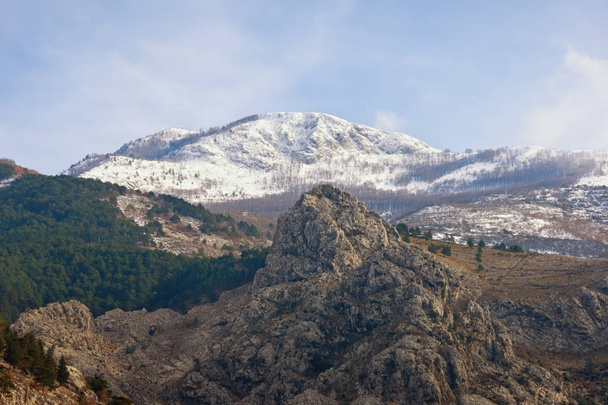 Terreno rochoso dos Alpes Dináricos, paisagem montanhosa no dia ensolarado de inverno. Montenegro
 - Foto, Imagem