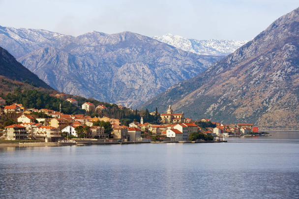 Bela paisagem mediterrânica no dia de inverno. Montenegro, Mar Adriático, Baía de Kotor, vista da cidade de Prcanj
 - Foto, Imagem