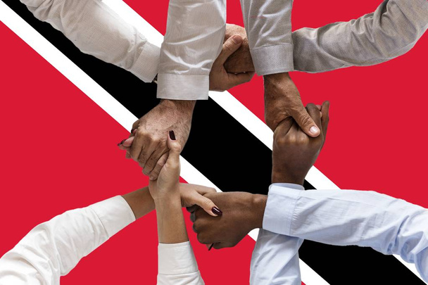флаг Тринидада и Табаго, межкультурная группа молодых людей - Фото, изображение