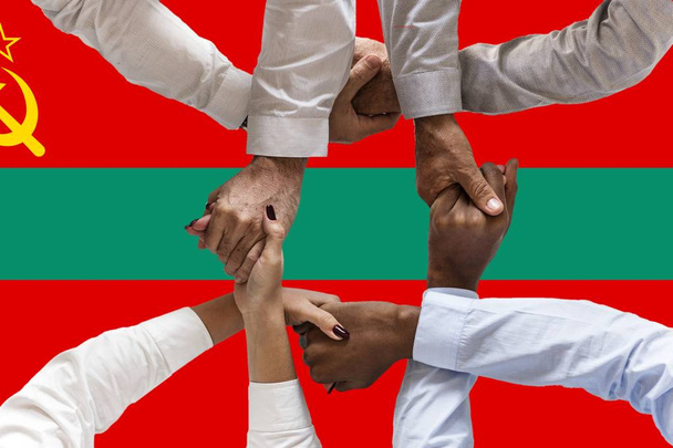 drapeau transnistrien, intégration d'un groupe multiculturel de jeunes. - Photo, image