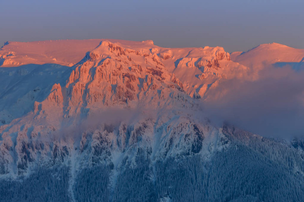 paisaje de montaña en invierno. Montañas Bucegi, Rumania
 - Foto, imagen