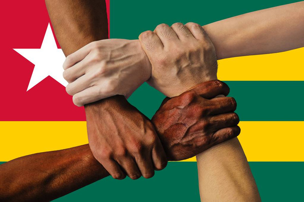 togo vlag, intergratie van een multiculturele groep jongeren. - Foto, afbeelding