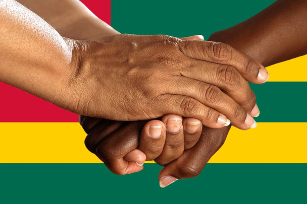 togoische Flagge, Integration einer multikulturellen Gruppe junger Menschen. - Foto, Bild