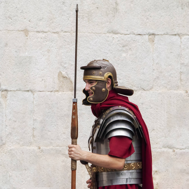 Κροατία, Split - Ιουνίου 2018: Αποκατάσταση enactors ντυμένος ως ρωμαϊκή λεγεωνάριοι, περιμένετε να ποζάρουν με τους τουρίστες στις πύλες στο παλάτι του Διοκλητιανού - Φωτογραφία, εικόνα