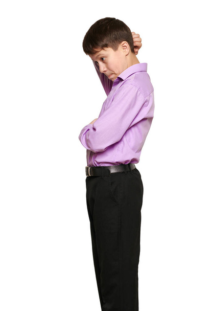 Мальчик позирует на белом фоне, черные брюки и фиолетовая рубашка
 - Фото, изображение
