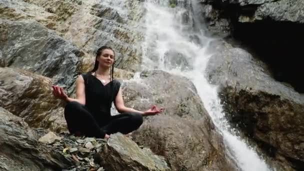 Nő meditáció jóga vízesés közelében - Felvétel, videó