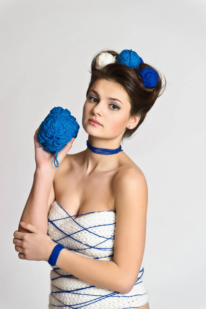 Beautiful brunette with a ball of wool in her hair - Foto, immagini