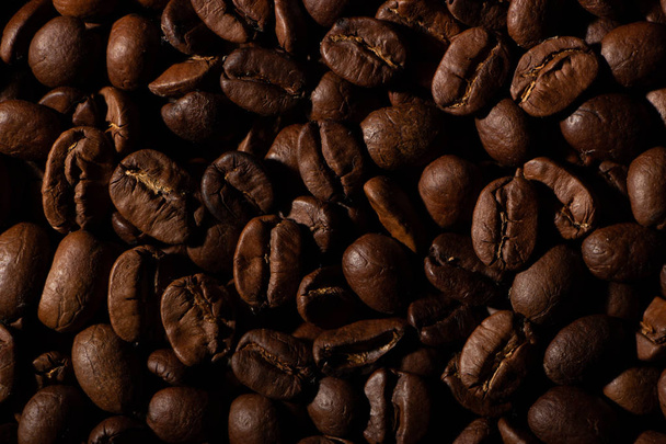 Kávová zrna na pozadí tabulky rozmazané pozadí abstraktní abstraktní pozadí rozmazané - Fotografie, Obrázek