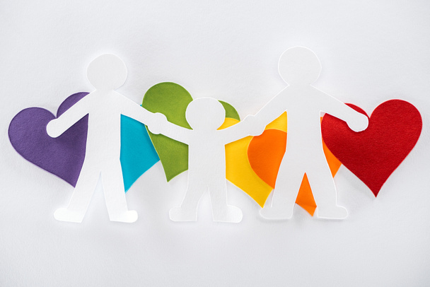 papiergeschnittene Familie und Regenbogen bunte Papierherzen auf grauem Hintergrund, lgbt concept - Foto, Bild