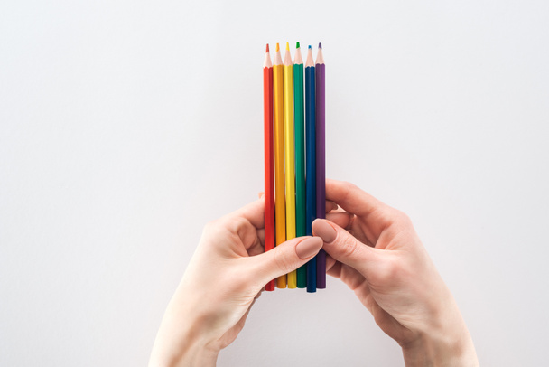 vágott Nézd női kéz a szivárvány színű szürke háttér, LMBT fogalom ceruza - Fotó, kép
