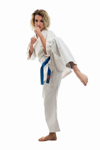 Žena nosí bojových umění jednotné, takže karate přesunout izolované na bílém pozadí - Fotografie, Obrázek