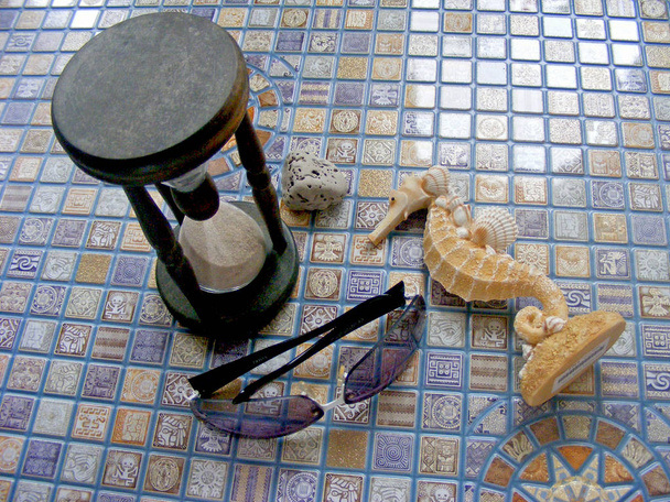 Морський коник, окуляри і годинник на концептуальні подорожі
 - Фото, зображення