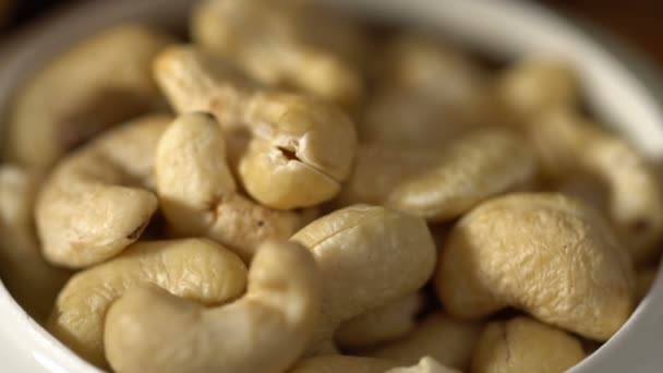 Cashew valkoisessa kulhossa
 - Materiaali, video