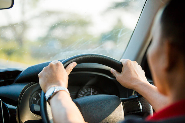 Muž rychle řídit auto na cestě v dopoledních hodinách s výběrem zaměření - Fotografie, Obrázek