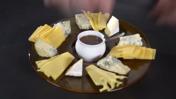 O cozinheiro coloca os pedaços de queijo em um prato
 - Filmagem, Vídeo