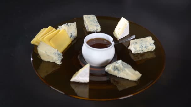 El cocinero pone los trozos de queso en un plato
 - Metraje, vídeo