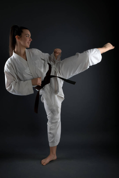 junge Frau übt mit Karate-Kampfkunst - Foto, Bild