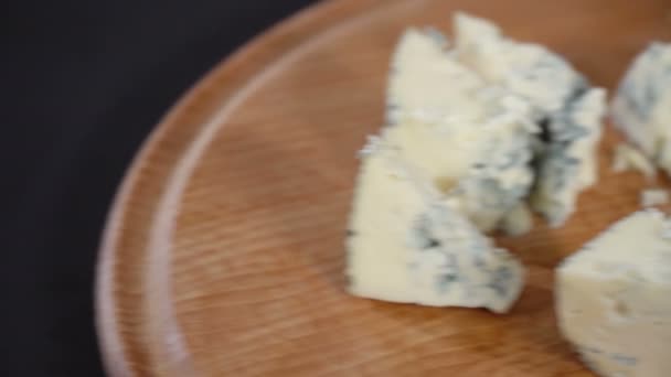 Cook cuts blue cheese - Footage, Video
