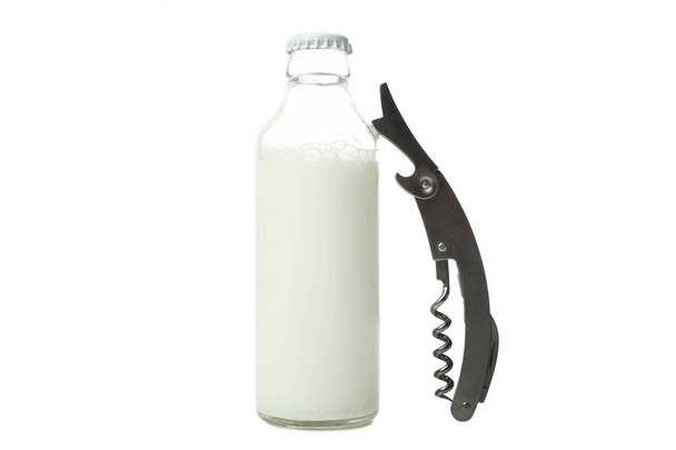 Una bottiglia di vetro con latte e apribottiglie isolato su bianco
. - Foto, immagini