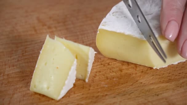 El cocinero corta el queso con moho blanco
 - Metraje, vídeo
